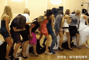 搞笑gif:小婊砸爬上来,自己蹭