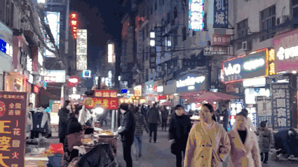 △ 晚上人来人往的街道