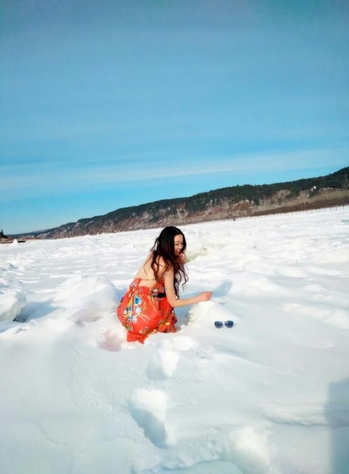 美女在-35的漠河比基尼光脚丫 雪中拍照