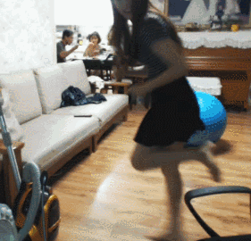 搞笑gif:妹子在家这样直播,爸爸会把你送精神病医院的