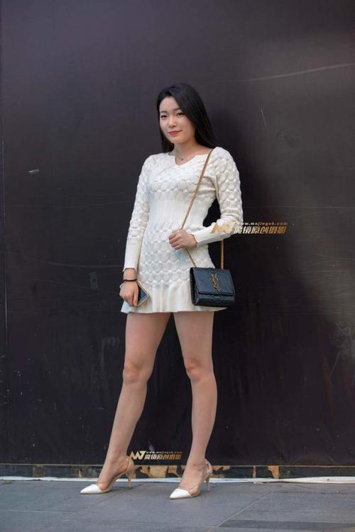 街拍:微胖小姐姐白色连衣裙,韵味十足的成熟气息!