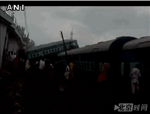印度北方邦发生列车脱轨事故 已致23人死亡