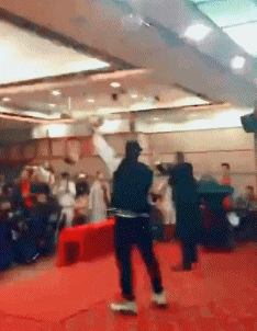 看到女友玩vr拳击后 我默默买了份意外险