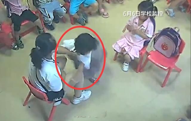 河南郑州幼儿园又现虐童事件,一男孩眼角被打肿,鼻子
