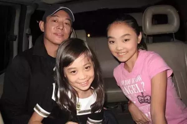李连杰全家照,前妻嫁到美国,大女儿颜值超高,三女儿成为骄傲!
