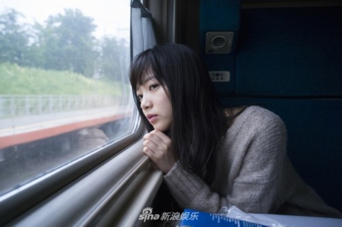 火车上靠窗的少女.