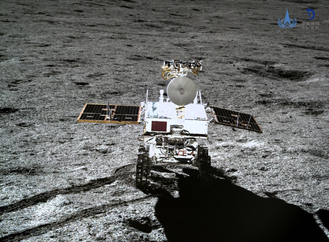 这是嫦娥四号着陆器地形地貌相机对玉兔二号巡视器成像.