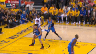 蛋疼!亚当斯私处遭格林膝顶 还被铁汉弄伤腰