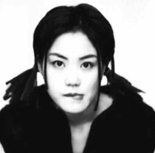 top2:就算已过了少女年纪,如今成为天后的王菲,做起咬唇动作更显得