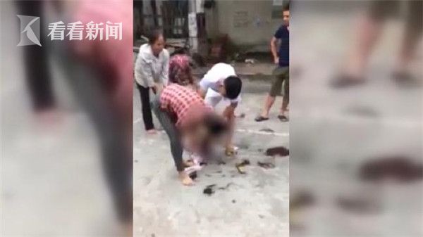 视频|越南街头疑似小三被正妻剃头扒衣 路人淡定围观
