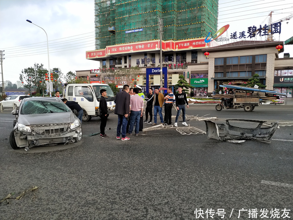 遂溪县碧桂园路段发生小车撞隔离栏交通事故