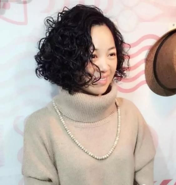 冬季如何选择烫发?洋气的小卷发型也会很显气质,打理也很简单