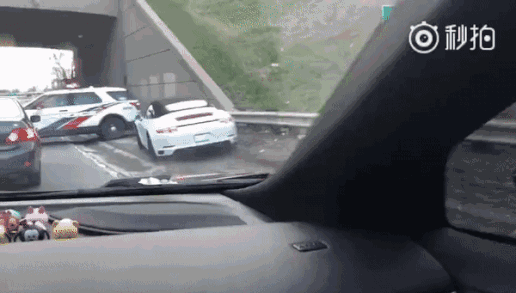 北美小哥偷保时捷飙车 撞警车吓尿拒捕,撒腿就跑!乐坏