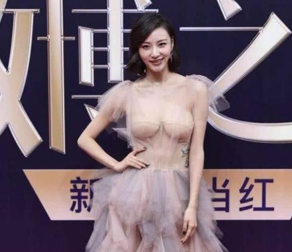 陈雅婷衣着大胆很惊讶吗?她纹身的部位让纹身师脸红