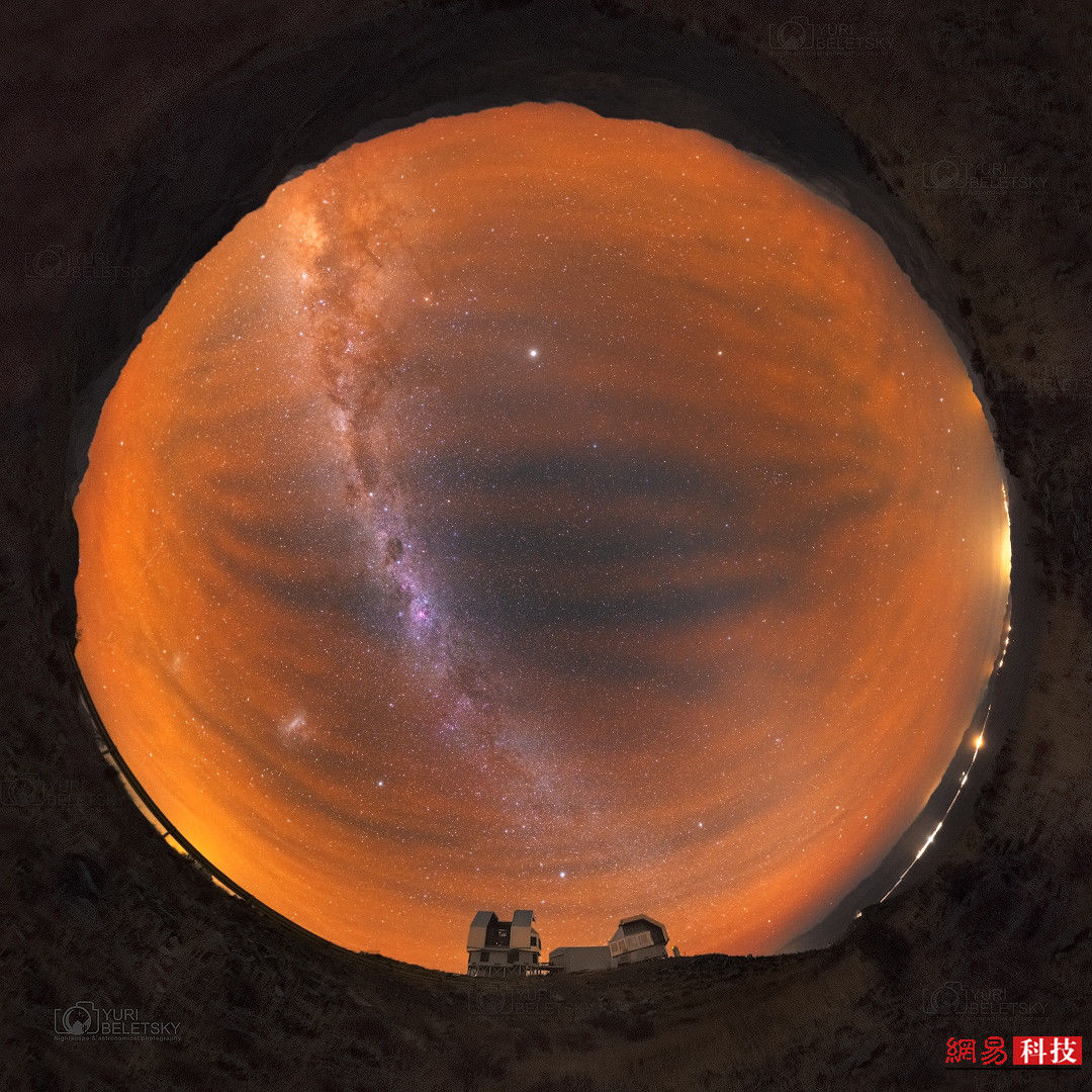 外媒天文图片精选:大麦哲伦星云的旋转星迹