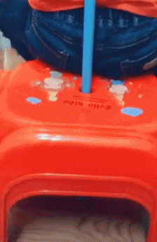 搞笑gif: 妹子不屑的眼神好像在说:活该你单身!