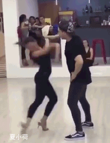 搞笑gif:雪天路滑不用愁,穿双防滑鞋就好了!