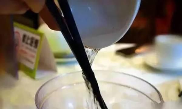 在外吃饭,开水烫碗筷就能消毒吗?答案可能出乎你的意料
