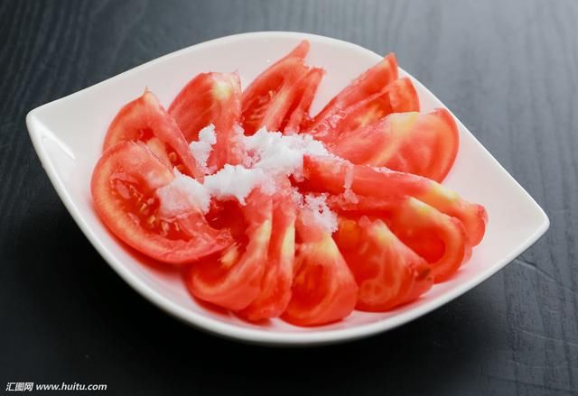 糖拌西红柿 用料:西红柿,白糖 做法