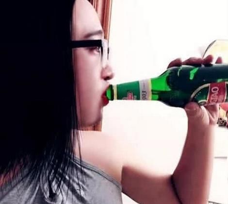 恶搞ps:求大神给我p个女的陪我喝酒