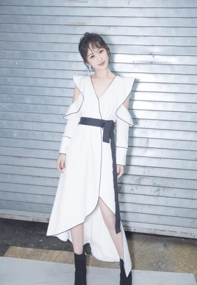 穿上这件长裙的杨紫化身成仙女,杨丞琳却又黑又土!