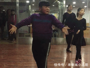 搞笑gif:这游戏小时候我也经常玩