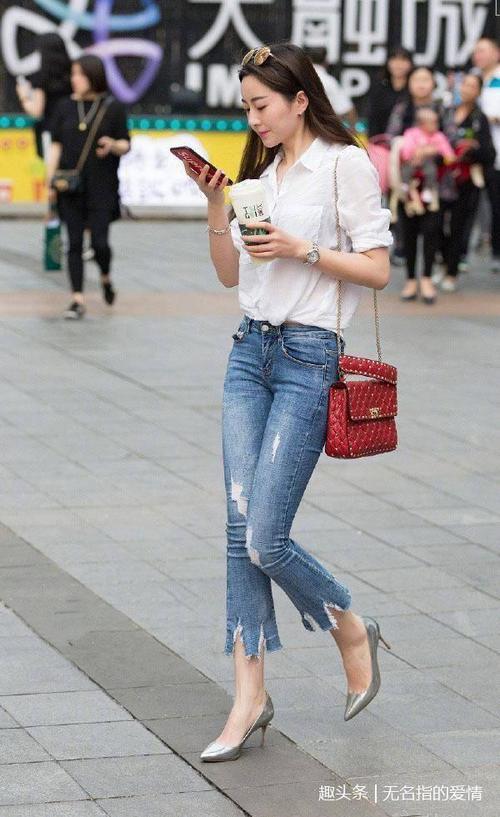 街拍:身姿丰盈的牛仔裤美女,甜蜜动人,大长腿十分养眼