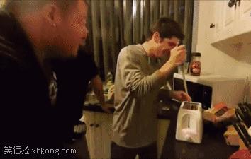 爆笑gif图:史上最令人窒息的一段吻戏