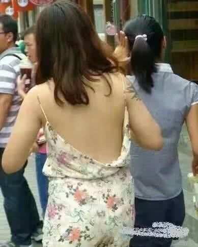 妹子,你这裙子也太宽松了吧,里面还不穿内衣,走在大街上全暴露