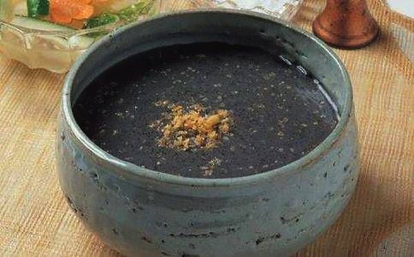 《本草》中记载:用韭菜籽半斤,炒黄,磨成粉,用黄酒送服,一次两钱