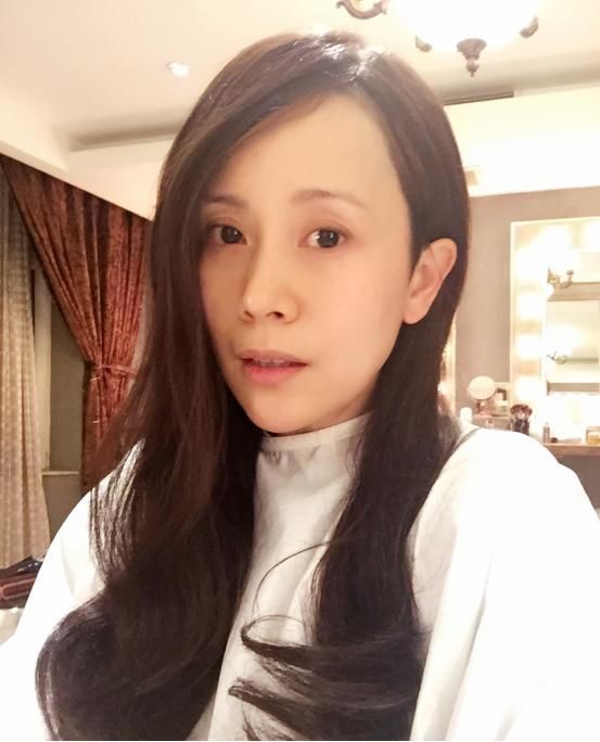38岁海清近照,不顾形象素颜朝天,老公是银行高管把她