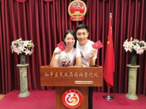 李晓霞在微博上宣布与翟一鸣领证结婚,并晒出在民政局的恩爱合照写道