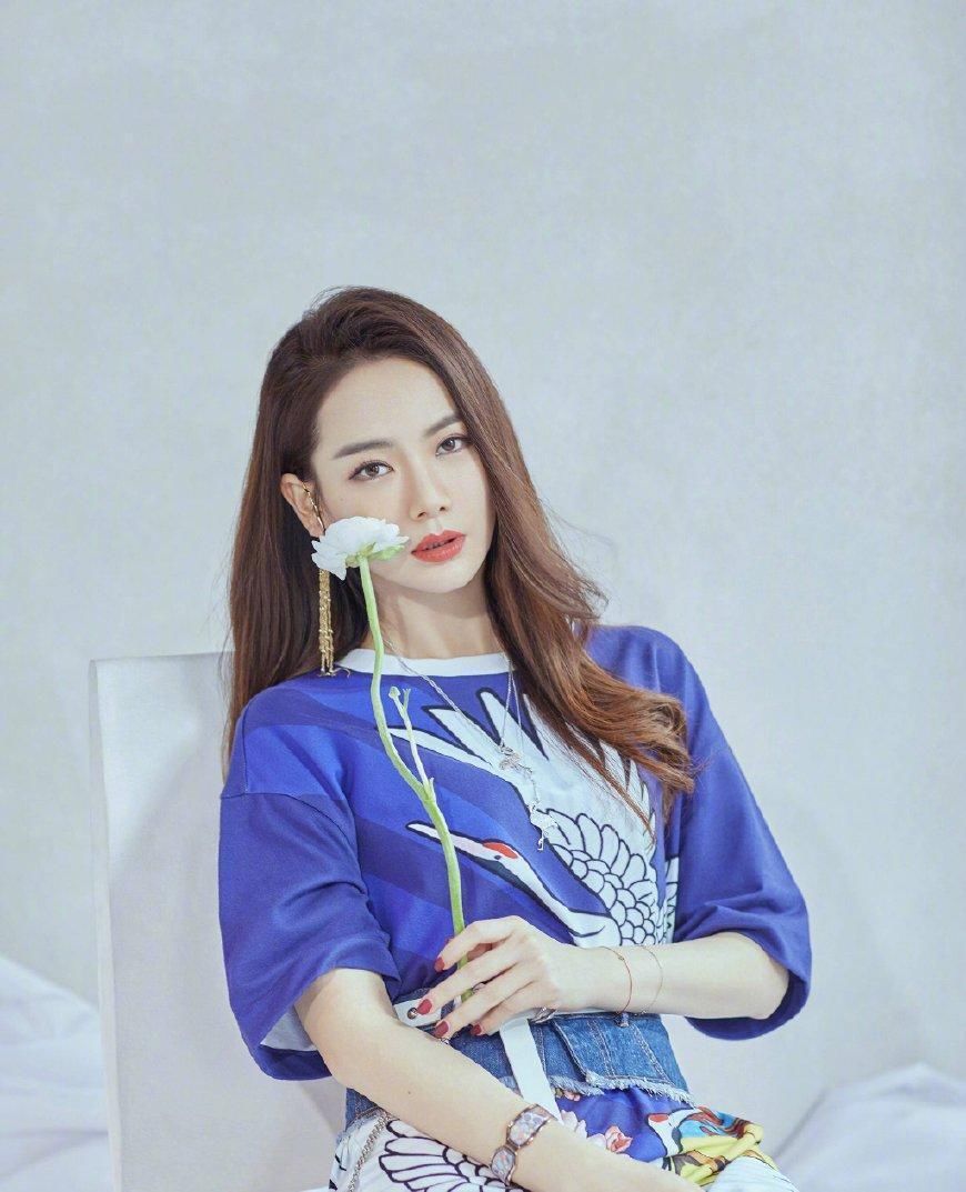 戚薇拍摄春装大片,实力演绎北京女子图鉴