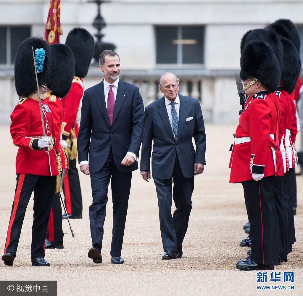 西班牙国王菲利普六世首度访英 英女王举行盛大迎接仪式