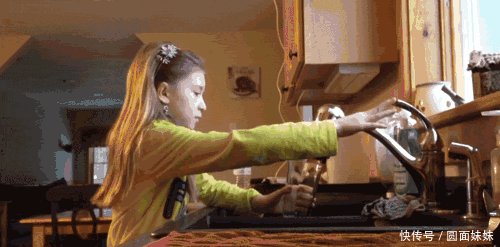 妈妈,这水怎么方向不对啊?