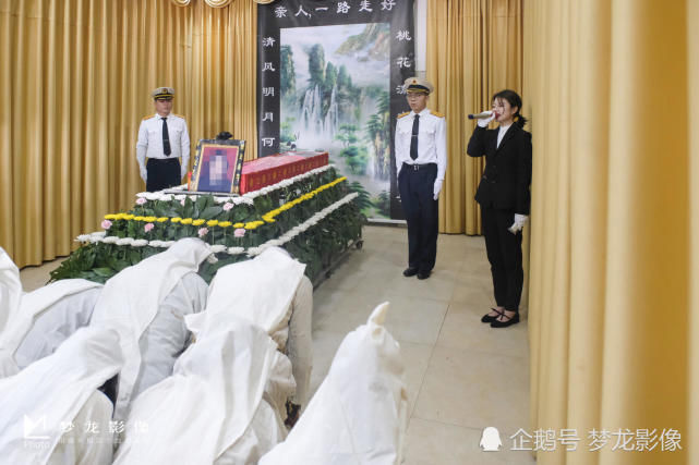 95后美女在鄂州殡仪馆做司仪 怕找不到对象主动追同班