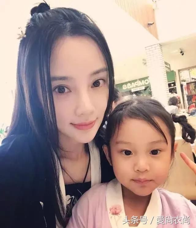 大过年的李小璐更新微博,一张图,10万人点赞,评论区炸
