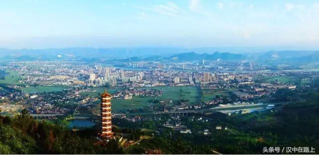 天荡山风景区交通便利,从勉县县城驱车10分钟即达抵达,步行半小时即可