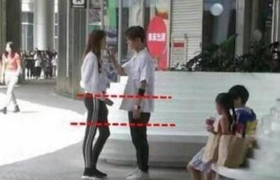 鹿晗关晓彤当街热吻 不小心暴露了真实身高