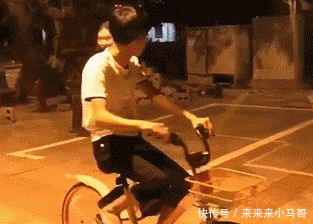 搞笑gif:妹子,你是在cos挂钟吗?