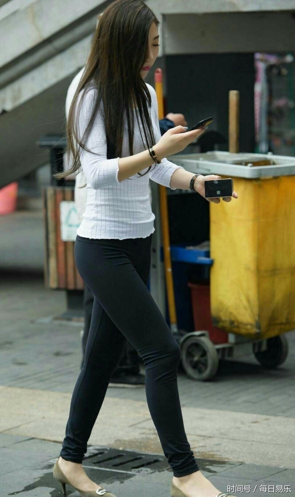 街拍:黑色紧身裤的美女,这就是女神