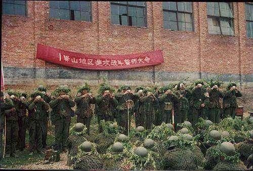 对越自卫反击战的珍贵老照片:地雷大把大把地撒,整箱整箱地倒