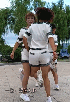搞笑gif:妹子换了两次姿势,还是觉得不那么舒服!