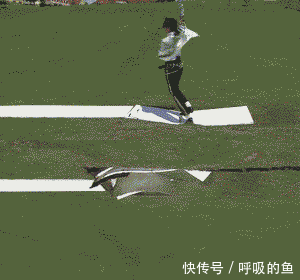 搞笑gif:小妹妹手法太快,一眨眼的功夫,对方就软倒在地了
