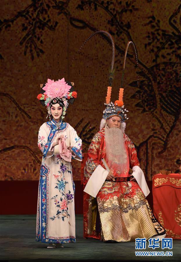 饰演李克用的韩胜存(右)和饰演曹月娥的窦晓璇在演出京剧《珠帘寨》