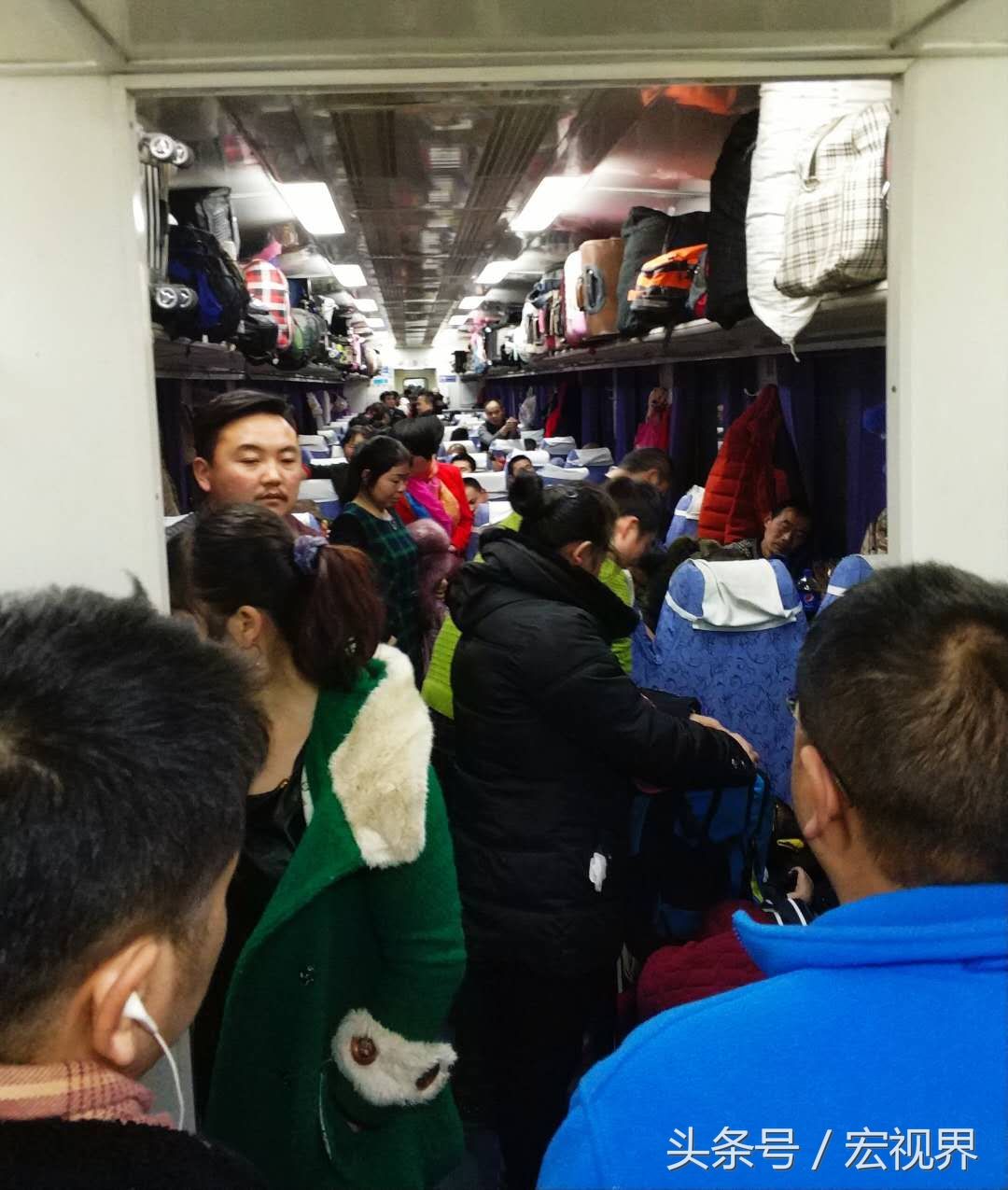 实拍奔驰在大西北火车上的春运人流,图为一节车厢拥挤的旅客.