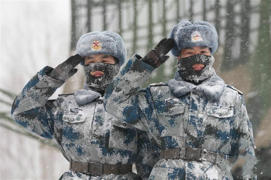 他们就是守卫雪域国门边关的解放军边防战士,寒风大雪在不停的呼啸着