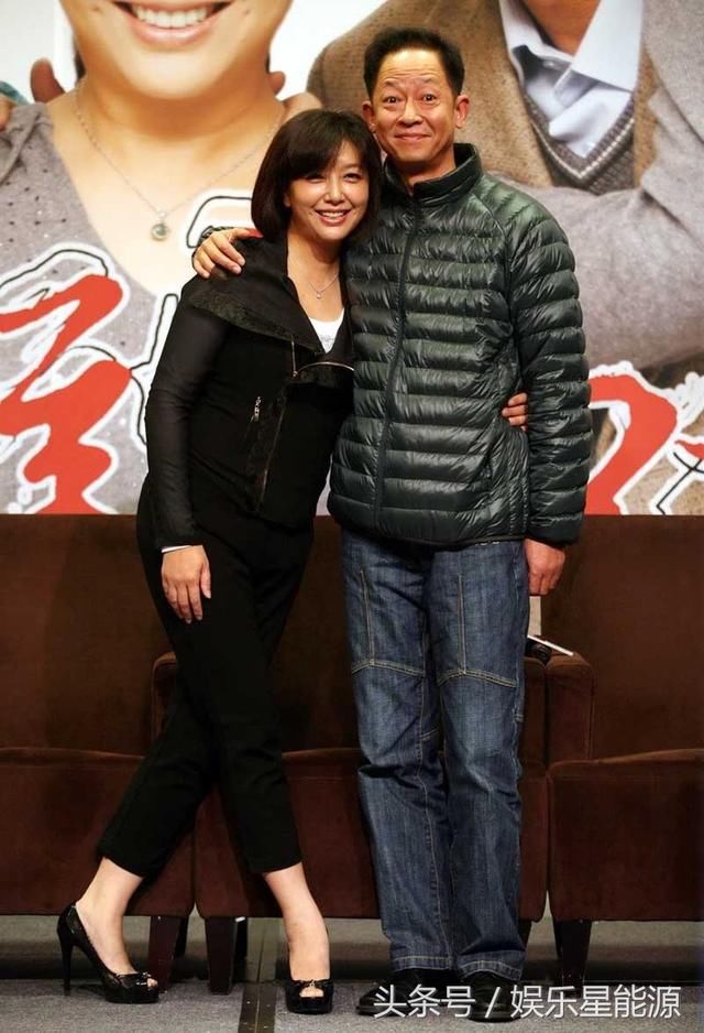 52岁王志文全家照,老婆有钱但不是富豪,24年来心里却