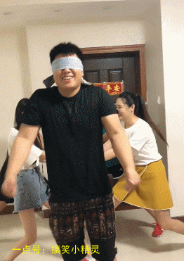 搞笑gif:开局以为你是个王者,看手才知道你有多悲惨!