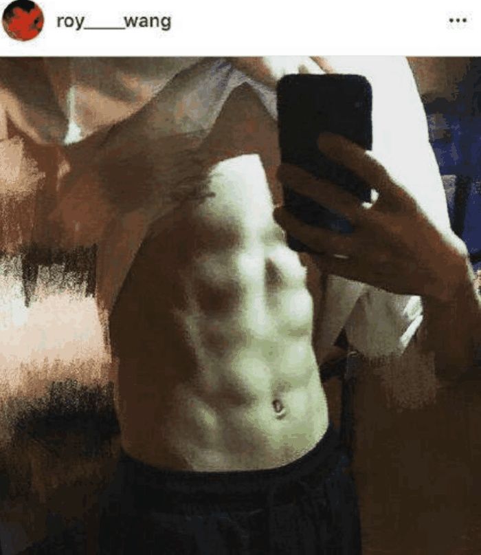 王源露腹肌算什么, 大哥王俊凯只用一辆自行车就赢了!